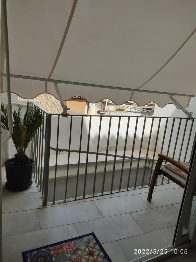 Deni'S Apartments Per 2 Con Veranda Balcone Сиракузы Экстерьер фото